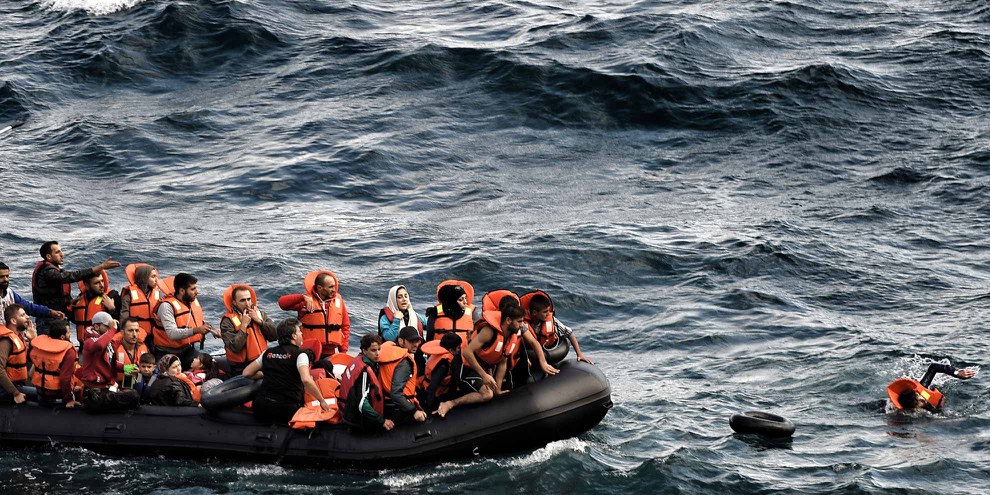 Flüchtlinge auf dem Weg nach Lesbos, 30. September 2015 © Aris Messinis