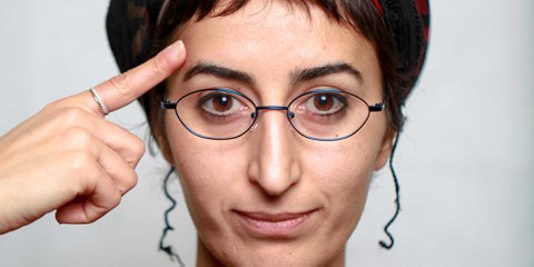 Sewe Karakus zeigt auf ihre Stirn, um zum Nachdenken zu animieren: «Was wäre Ihre positive Botschaft?» © Petar Mitrovic