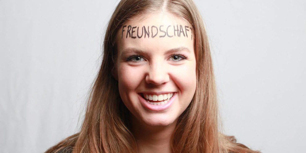 Alessia Atroche mit dem Wort «Freundschaft» auf der Stirn. © Petar Mitrovic