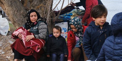 Eine Flüchtlingsfrau und die Kinder warten darauf, endlich von der griechischen Insel Lesbos ans Festland gebracht zu werden. © Alexandros Michailidis/ shutterstock.com
