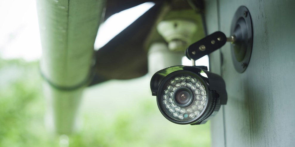 Die Aargauer Polizei darf auf Videokameras zugreifen und selber neue Kameras aufstellen, um die Einhaltung der Abstands- und Versammlungsregeln zu überwachen.© Ioan Panaite / shutterstock.com