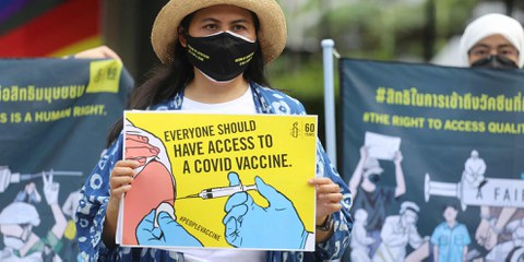 Am 20. August 2021 forderten Aktivist*innen in Bangkok einen besseren Zugang zu Impfstoffen, nachdem die Zahl der Erkrankungen und Todesfälle massiv angestiegen war. © Faozee Lateh, Kan Sangtong