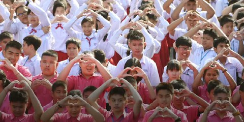 Studenten und Studentinnen in Thailand drücken ihre Unterstützung für die vom Corona-Virus betroffenen Menschen in China aus. © Amnesty International