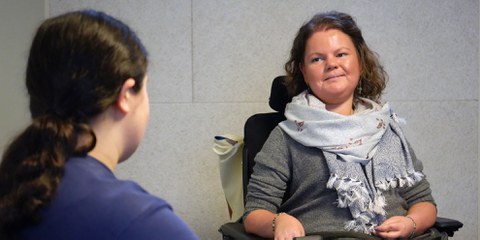 Caroline (links) im Gespräch mit der Interviewerin Kim Sandy Pittet.