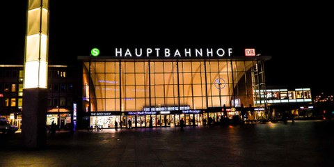 In der Silvesternacht begingen Gruppen junger Männer im und vor dem Kölner Hauptbahnhof massive Übergriffe gegen Frauen © ConstiAB / CC