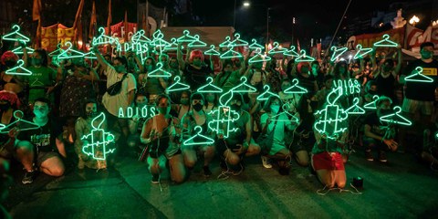 Aktivist*innen feiern die Legalisierung der Abtreibung vor dem Kongresspalast in Buenos Aires, nachdem der Senat die historische Gesetzesänderung am 29. Dezember 2020 verabschiedet hat. © Amnesty International / Tomás Ramírez Labrousse