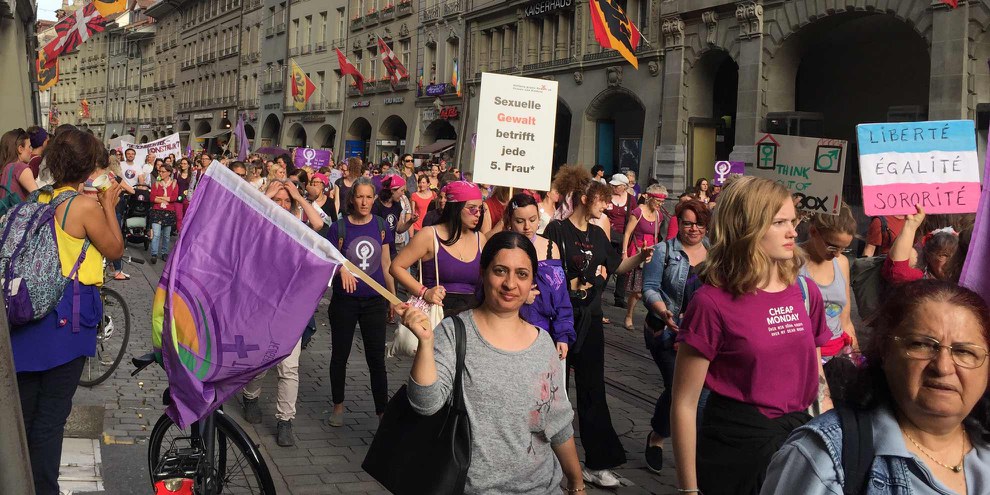 Auch am Frauenstreik 2019 – hier in Bern – protestierten Tausende Frauen gegen sexualisierte Gewalt. © Amnesty International Schweiz