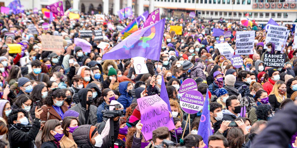 Hunderte Menschen protestierten gegen den Austritt der Türkei aus der Istanbul-Konvention, 20. März 2021. © Amnesty International Turkey