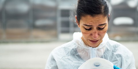 Arbeiten bis zur totalen Erschöpfung: Ärztinnen, Ärzte und Gesundheitsangestellte kamen an ihre Grenzen. © eldar nurkovic / Shutterstock.com