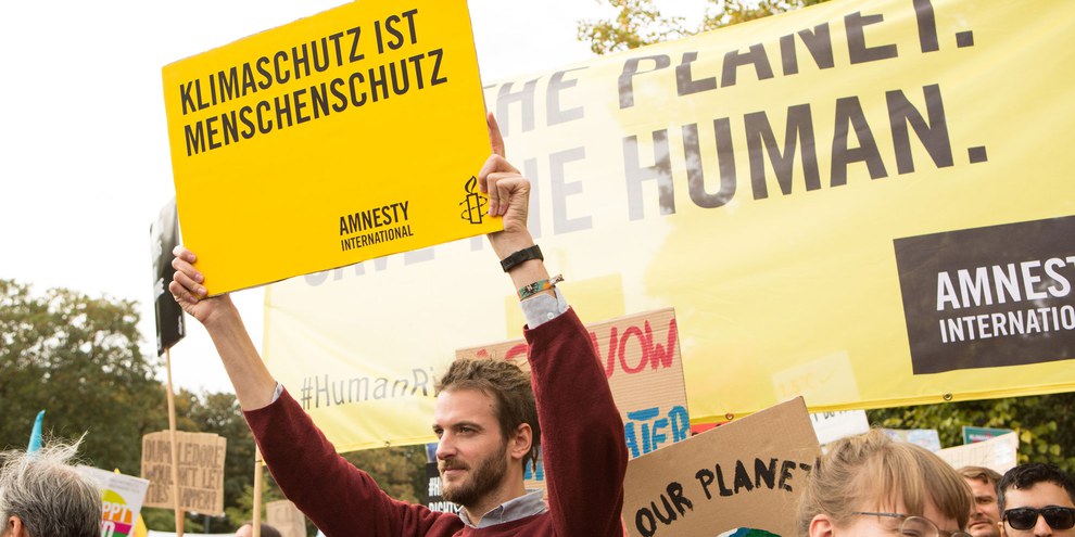 Der Klimawandel bedroht Menschenrechte. Amnesty Mitglieder unterstützen den Globalen Klimastreik und gehen gemeinsam mit den AktivistInnen von Fridays for Future am 20. September 2019 in Berlin auf die Strasse. © Amnesty International / Jarek Godlewski