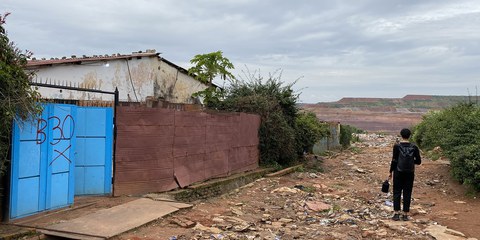 Ein für die Zwangsräumung markiertes Haus. © Amnesty International