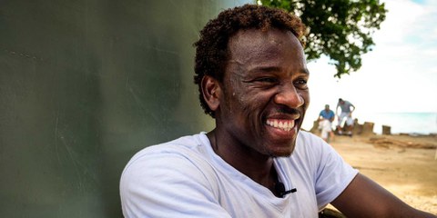 Setzt sich für die Rechte von Flüchtlingen ein: Der sudanesiche Aktivist Abdul Aziz Muhamat in einem Lager auf der zu Papua-Neuguinea gehördenden Insel Manus. © Michael Green