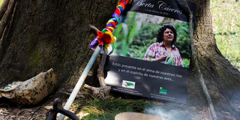 Mit einem Ritual erinnerten die Mitglieder von COPINH an Berta Caceres, die am 3. März 2016 ermordet wurde. Die Mitbegründerin der Indigenenorganisation COPINH hatte gegen den Bau des Staudamms Agua Zarca gekämpft, weil dieser eine Bedrohung für die indigene Gemeinschaft der Lenca darstellt.© Amnesty International / Anaïs Taracena