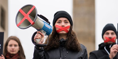 In vielen Ländern werden Organisationen, die sich für die Menschenrechte einsetzen, drangsaliert und so zum Schweigen gebracht. © Henning Schacht