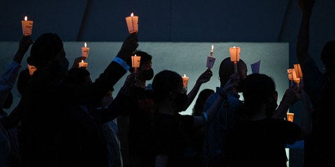 Aktivist*innen nehmen am 8. November 2021 vor der singapurischen Botschaft in Kuala Lumpur an einer Kerzenmahnwache gegen die drohende Hinrichtung von Nagaenthran K. Dharmalingam teil, der wegen Heroinschmuggels nach Singapur zum Tode verurteilt wurde.  © Mohd RASFAN / AFP via Getty Images