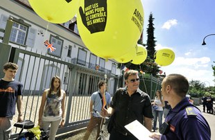 Vor der chinesischen Botschaft