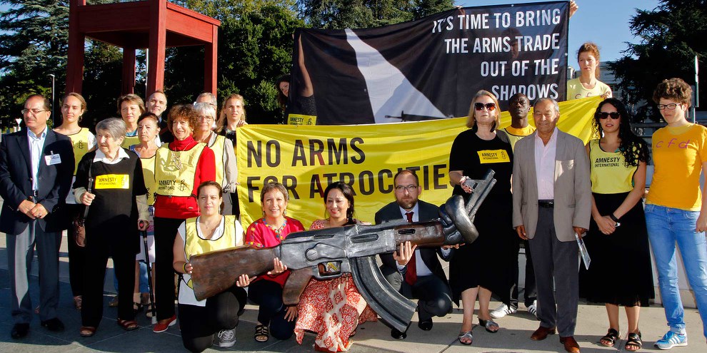 AktivistInnen aus aller Welt fordern von den Staaten eine strikte Umsetzung des Waffenhandelsabkommens. Genf, 22. August 2016. © AI/Samuel Fromhold