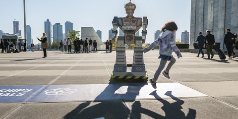 Kampagne gegen Killerroboter: Dieses Modell verteilte auf dem Trafalgar Square in London Informations-Broschüren für ein Verbot von Killerrobotern. © Ali Beser