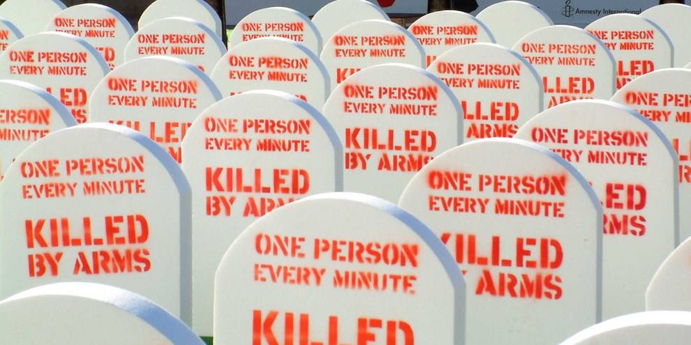 Die weltweite «Control Arms»-Kampagne startete 2012 in London mit einer Art Friedhof mitten auf dem Trafalgar Square. © Amnesty International