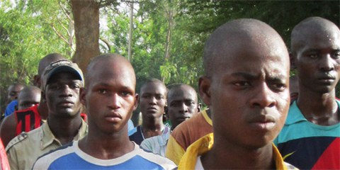 Jugendliche und sogar Kinder werden in Mali für den Krieg rekrutiert. © AI