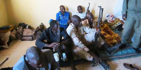Bewaffnete Gruppen, die Kindersoldaten rekrutieren, sind für Kriegsverbrechen angeklagt © AI