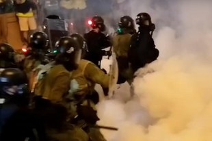 Missbrauch von Tränengas tötet und verletzt Demonstrant*innen weltweit