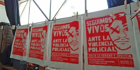 «Wir leben noch, trotz der Polizeigewalt. Für Wahrheit und Gerechtigkeit» / Siebdrucke zum Fall von Renzo Inostroza, einem jungen Opfer eines Augentraumas in Chile © Amnesty International