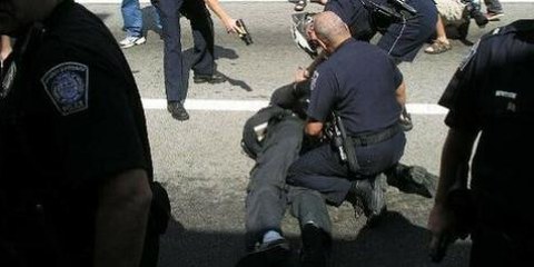 Unverhältnismässiger Einsatz: Polizisten in Pittsburgh setzen den Taser gegen einen Demonstranten ein © Matt Toups/Pittsburgh Indymedia