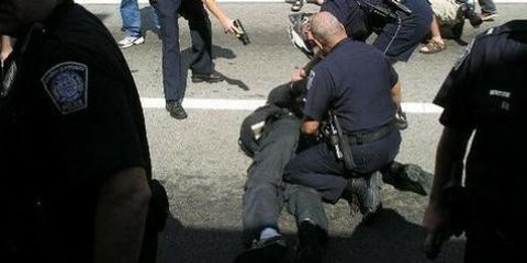 AI wehrt sich gegen den unverhältnismässigen Einsatz von Elektroschock-Waffen © Matt Toups/Pittsburgh Indymedia