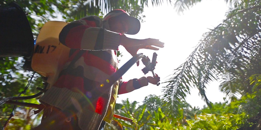 Bei der Palmöl-Produktion werden diverse Chemikalien eingesetzt – ohne dass die ArbeiterInnen die entsprechende Schutzbekleidung erhalten. © Amnesty International. WEITERE BILDER DURCH KLICKEN AUFS FOTO.