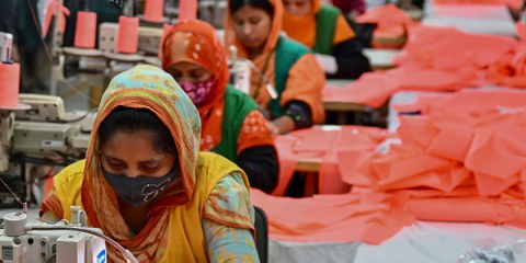 Modemarken profitieren von Ausbeutung in Kleiderfabriken in Südasien Arbeit im Akkord: Näher*innen in einer Textilfabrik in Dhaka / Bangladesch.© Munir Uz Zaman/AFP via Getty Images