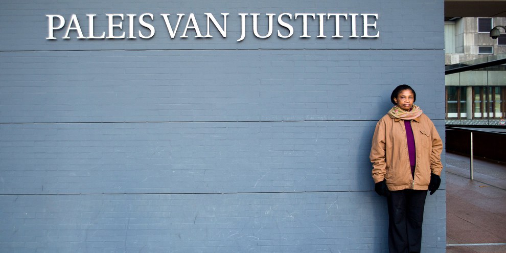 Sie klagt gegen Shell: Esther Kiobel vor dem Bezirksgericht in Den Haag., Februar 2019 © Amnesty International