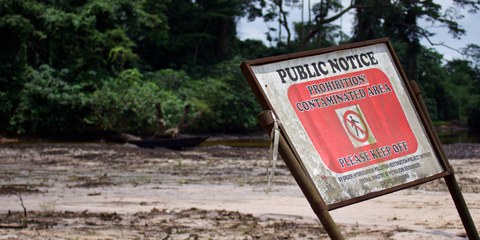 Ein Öl-Leck hat in der Gemeinde Kegbara-Dere im Niger Delta den Boden verseucht; seit Shell dort Öl förderte hat die Gemeinde mehrere Ölunfälle erlebt. © Michael Uwemedimo/cmapping.net