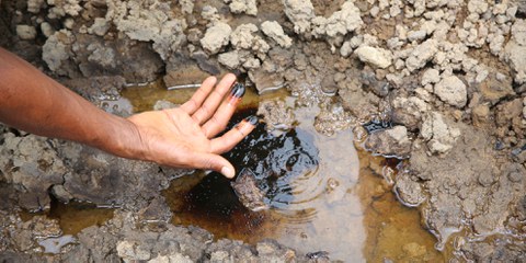 Der Boden beim Bomu Manifold, einer Shell-Einrichtung in Kegbara Dere im Rivers State, Nigeria, ist auch Jahre nach der Ölpest noch kontaminiert. © Amnesty International