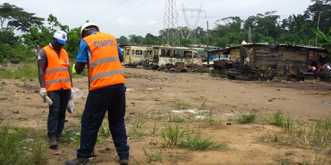 Mitglieder der ivorischen Umweltbehörde nehmen Proben auf einer Giftmülldeponie in Dokui, Abidjan. © Amnesty International