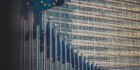 Flaggen vor dem Gebäude der EU-Kommission in Brüssel. ©  Christian Lue