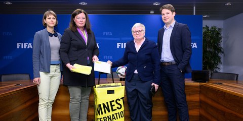 Übergabe der Petition von Alexandra Karle, Geschäftsleiterin Amnesty Schweiz, an Joice Cook, Chefverantwortliche für soziale Verantwortung und Bildung bei der Fifa. 14.3. in Zürich. © FIFA