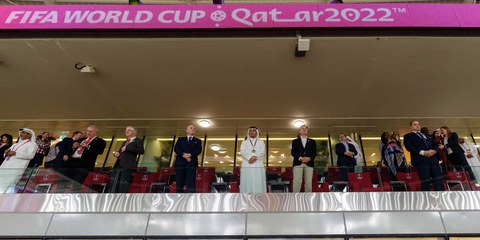 Fifa-Funktionär*innen und Politiker*innen an der Eröffnungszeremonie des Fussball-Weltmeisterschaftsspiels der Männer zwischen den USA und Wales in Doha, Katar. © U.S. State Department / Ronny Przysucha / Public Domain