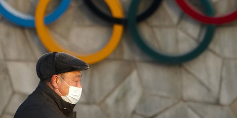 Vor dem Nationalstadion in Beijing. © AP Photo/Mark Schiefelbein via Keystone