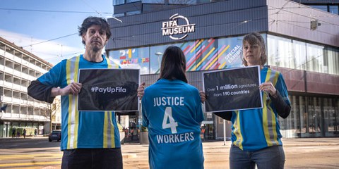 Mehr als eine 1 Million Menschen haben von der Fifa Entschädigungszahlungen für die Arbeiter*innen gefordert, deren Menschenrechte in Katar verletzt wurden. © Amnesty International