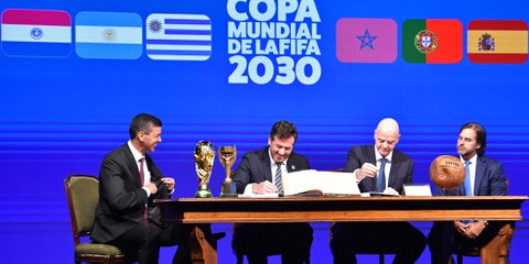 Unterschriftenrunde zur WM 2030 am Conmebol-Kongress in Paraguay im April 2024 © NORBERTO DUARTE/AFP via Getty Image