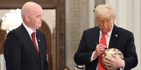 Fifa muss Menschenrechtsschutz ernst nehmen Fifa-Präsident Gianni Infantino und US-Präsident Donald J. Trump signieren einen Fussball während einer Zeremonie zur Weltmeisterschaft 2026 nach einem Staatsbankett am 14. Mai 2025 in Doha, Katar.© Win McNamee/Getty Images