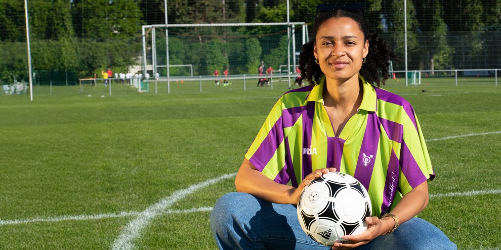 Die Fussballerin, Politikerin und Podcasterin Sarah Akanji ist Vorstandsmitglied von Fussball kann mehr. Auf dem Bild präsentiert sie das EMpower-Trikot. © David Jäggi