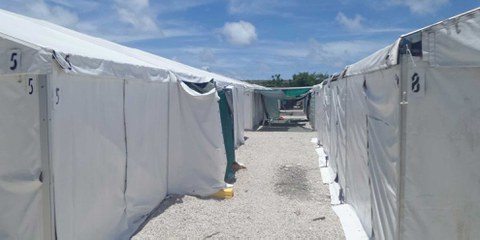Flüchtlingscamp auf Nauru, einem Inselstaat mit etwa 10'000 EinwohnerInnen und rund 1000 Flüchtlingen, die Australien hierhin abgeschoben hat. © Privat / Amnesty International