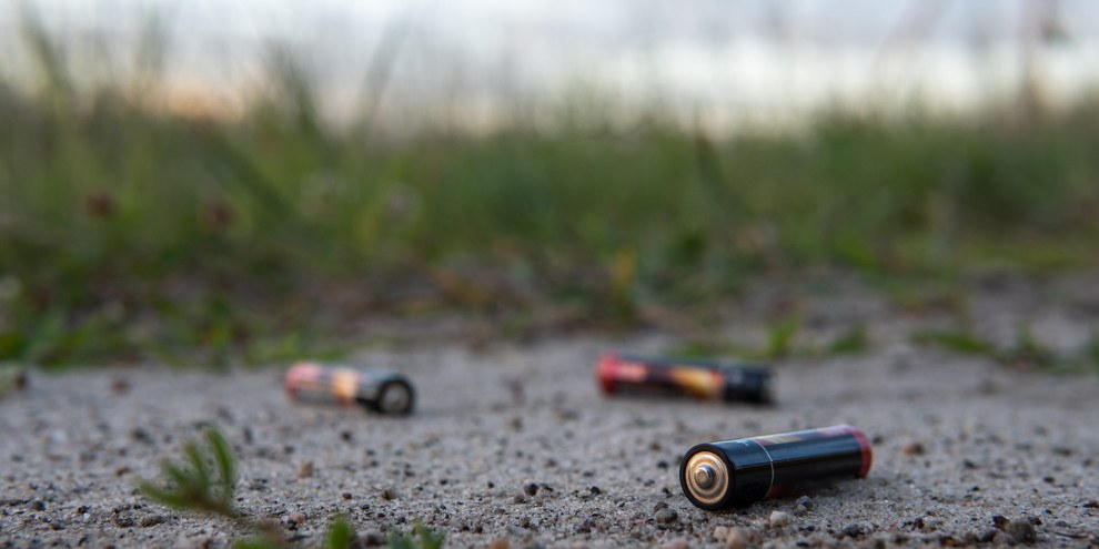 Nicht nur bei nicht-sachgemässer Entsorgung sind Batterien eine Belastung für die Umwelt. Bei der Förderung der Rohstoffe werden immer noch auch Menschenrechte verletzt. © bews / Shutterstock.com