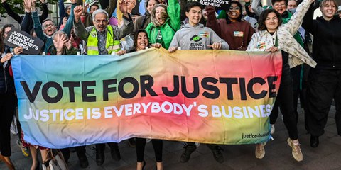 Organisationen der Zivilgesellschaft führten vor dem Europäischen Parlament in Brüssel eine Aktion durch und forderten strenge Gesetze zur Sorgfaltspflicht von Unternehmen.  © Philip Reynaers / Photonews