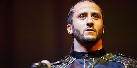 Colin Kaepernick erhielt seinen Preis am 21. April 2018 in Amsterdam bei der Jubiläumsfeier der niederländischen Sektion, welche ihren 50sten Geburtstag feiern konnte.  © Jordi Huisman, Amnesty International