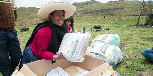 Máxima Acuña beim Auspacken der Solidaritätsbotschaften aus der ganzen Welt, die sie gleich kistenweise erhielt. © Amnesty International