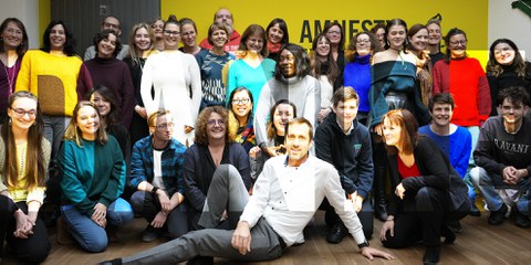 Ohne die Unterstützung unserer Aktivist*innen, Mitglieder und Spender*innen wären die Erfolge in der Menschenrechtsarbeit nicht möglich: Das Amnesty-Team der Schweizer Sektion sagt Merci! (Im Bild sehen Sie allerdings nur einen Teil der Mitarbeiter*innen). © Amnesty Schweiz