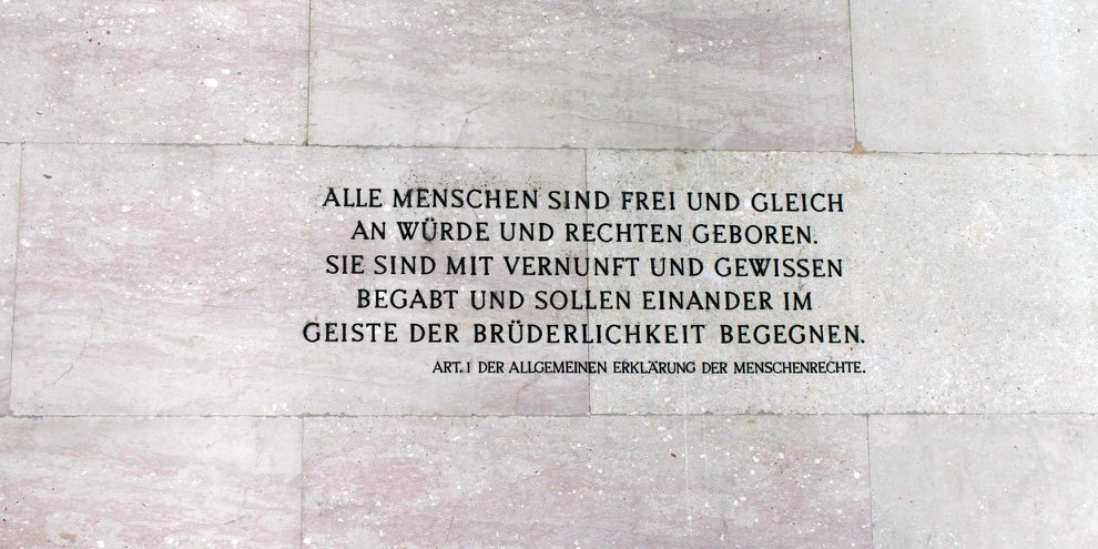 «Brüderlichkeit» (im englischen Original: brotherhood) – ein Ausdruck des sehr weit gehenden männlichen Blicks im Jahr 1948 in Artikel 1 der AEMR.  Hier als Inschrift am Parlamentsgebäude in Wien. © Alexander Johann / flickr.com